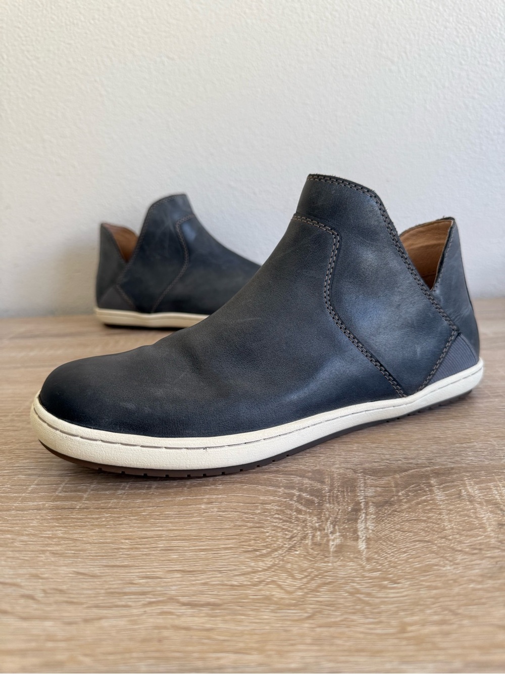 Toas footwer Unity in steal leather booties women’s size 8 pull on sneakers